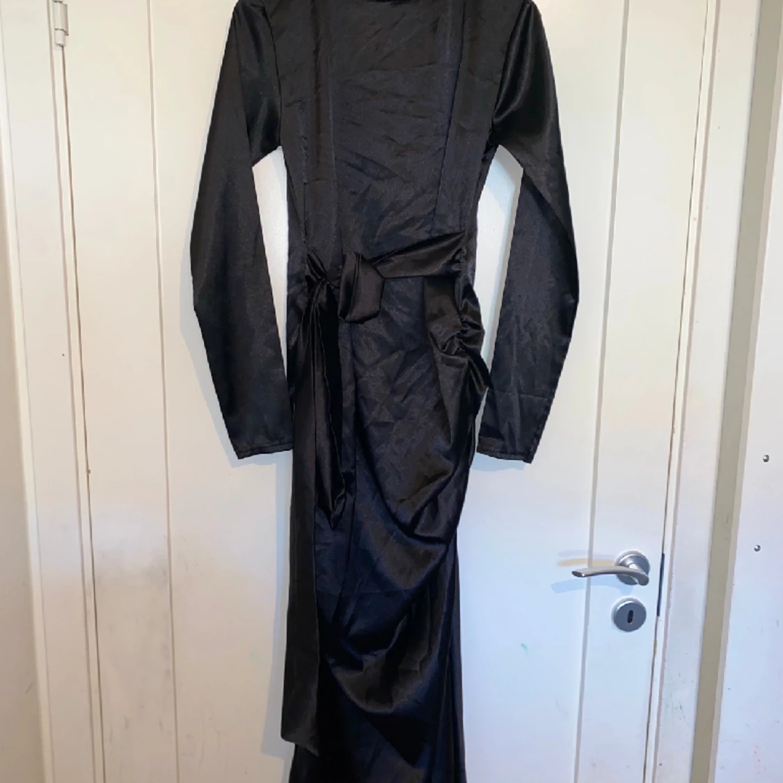 Svart satin festklänning från Prettylittlething - 91