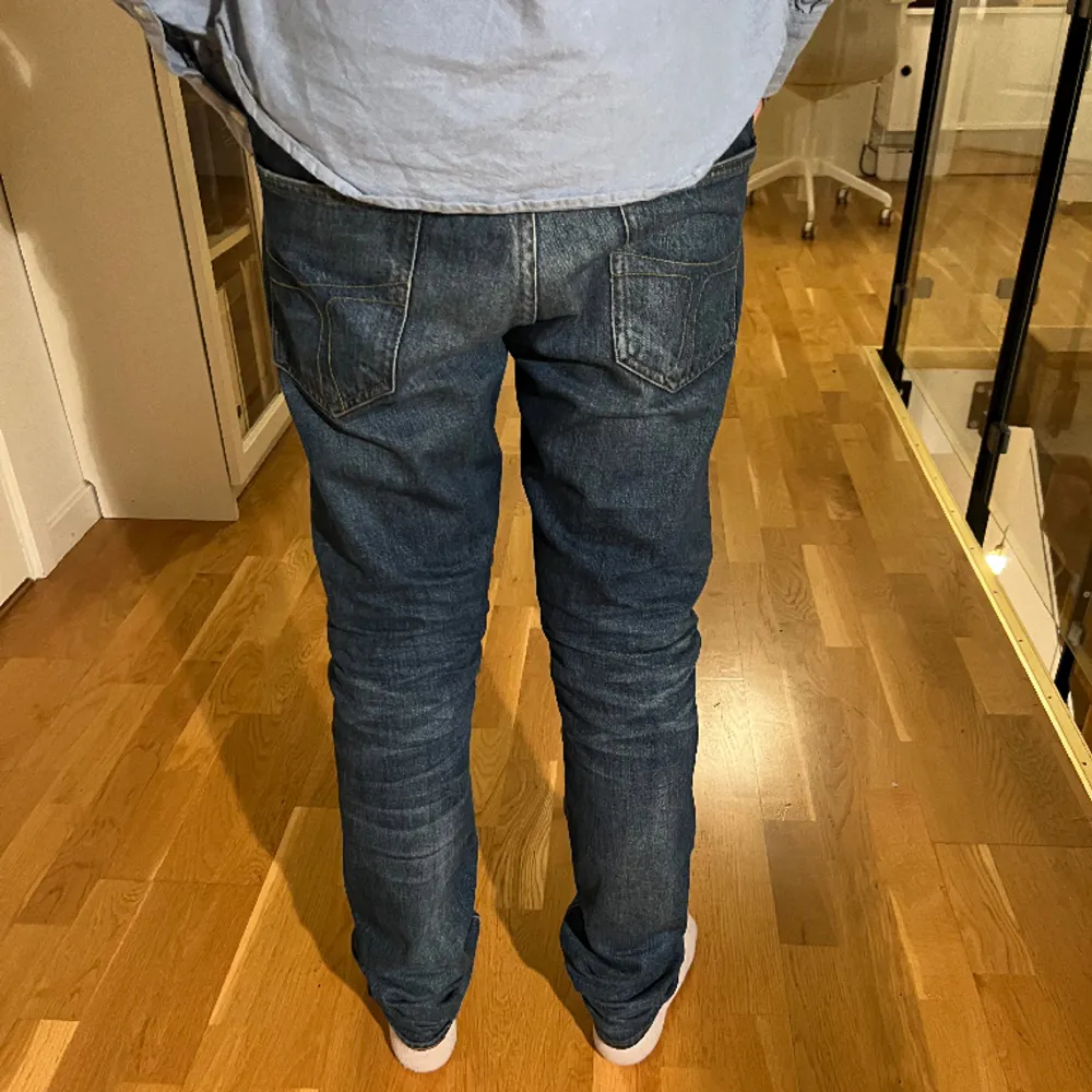 Säljer nu ett par feta tiger of Sweden jeans storlek 29/32 modellen är 170 och är lite stora för han. Skicket skulle jag säga är 7/10 små defekter åstadkommer skriv för med bilder. Ny priset ligger runt 1600. Jeans & Byxor.