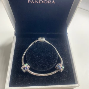 Pandora klämstopp - Superfina Pandora klämstoppare!   Fjärils mönster, rosa, grön och marinblå.🦋 Väldigt bra skick, knappt använda. Säljer på grund av att dom inte används. (Man får båda klämstopparna, inte armbandet. 