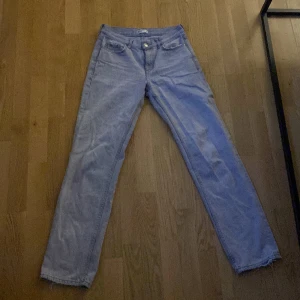 Gråa jeans från Gina str 34 - Inga fläckar eller hål, är 170 och passar mig till längden perfekt💞