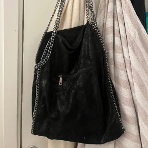 Svart väska  - Säljer min Stella meccartney liknande väska. Den är stor och rymmer väldigt mycket saker, Den har ett ute fack och ca 5 inne  fack plus de stora💕