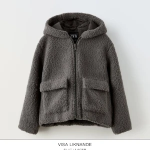 Jacka Zara - Säljer denna skit snygga jackan från Zara💕 säljer då den är något liten jämfört med hur jag vill ha den och jag ej hann skicka tillbaka den.  Strl: 152 (11-12år) Nypris: 499kr 