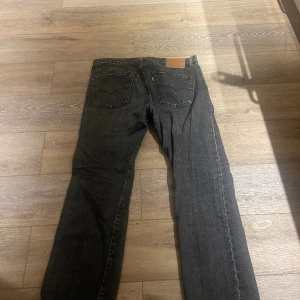 Levis 501 - Tjena säljer ett par Levis 501 i storlek 33/30 Byxorna är knappt använda