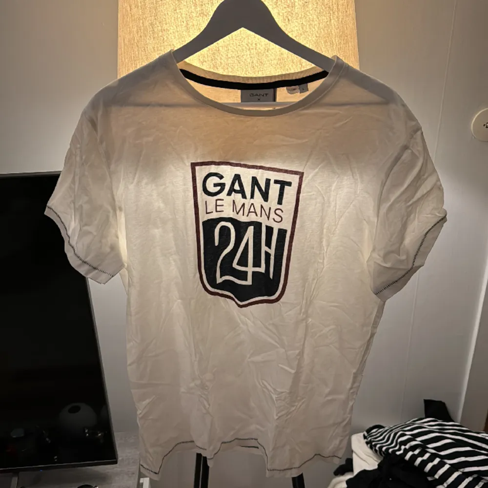 T-shirt från Gant x Le Mans. Storlek L. Regular fit. True to size! Endast använd fåtal gånger. Inga skador eller fläckar.. T-shirts.