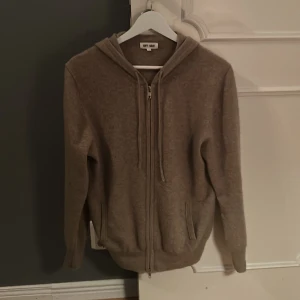 Soft goat zip-hoodie 100% kashmir - Säljer nu denna riktigt feta Kashmir hoodie ifrån soft goat skriv till mig för att komma överens om pris!!Den har en lagning i armhålan men de syns inte efter som den är igen sydd. Pris går att diskuteras vid snabb affär.