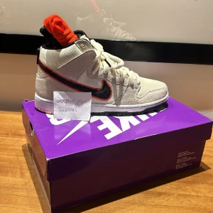 Nike sb dunk high pro PRM - coconut milk/team orange, black colorway Den är använd en gång ser helt ny ut, lite smutsig under från men inte mycke. Om ni vill så kan jag ta bild och skicka till er om ni vill se andra skorn och sulan.