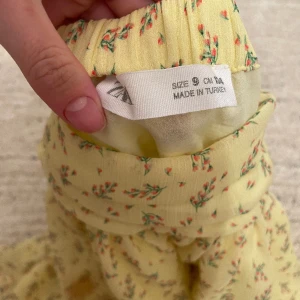 Zara kjol i gul med blommor - Används inte och är lite för liten 