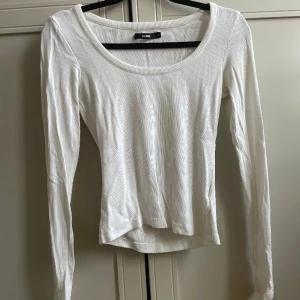 Ribbad långärmad T-shirt  - Basic långärmad T-shirt från bikbok. Sitter tight 🌸