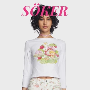 Dolls kill Strawberry Shortcake - Söker denna Strawberry Shortcake/ Jordgubbs-Lisa topp från Dolls kill. Är främst ute efter storlek S men storlek XS är absolut också intressant! Hör av dig om du har en du skulle vilja sälja🩷🍰🍓