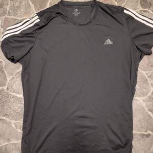Adidas Running Climalite t-shirt i polyester material i storlek 2XL. Sparsamt använd. Perfekt för träningen eller till vardags.