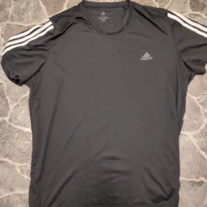 Adidas T-shirt - Adidas Running Climalite t-shirt i polyester material i storlek 2XL. Sparsamt använd. Perfekt för träningen eller till vardags.