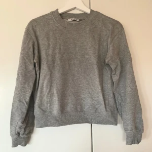 Sweatshirt från NA-KD - Använd men i fint skick. Storlek XS, normal i storleken