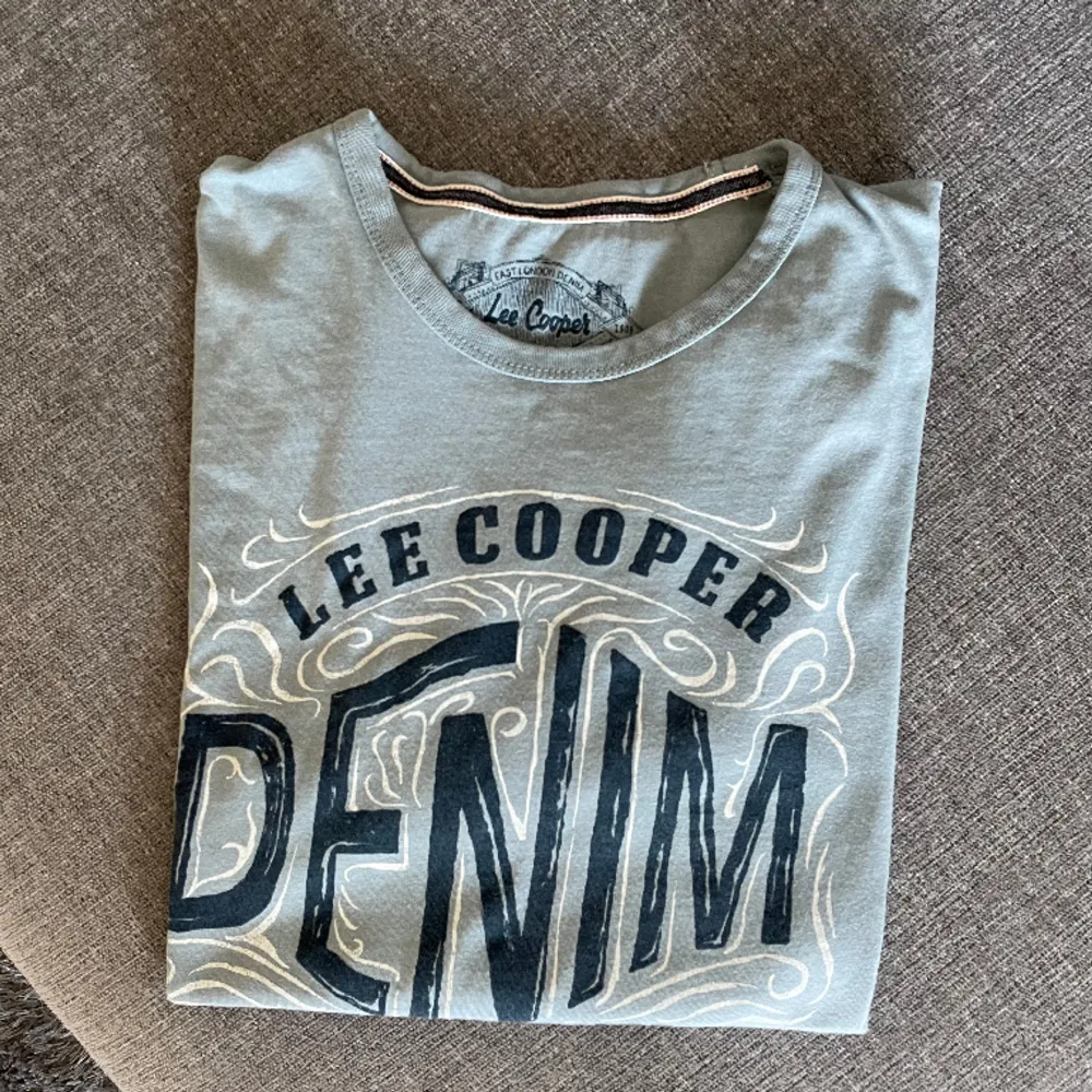  •Lee Cooper t-shirt i mycket bra skick. Knappt använd •Storlek: M •Pris: 85 kr 🚭Från djur och rökfritt hem 📍Kan mötes upp i Mölnlycke centrum 📬Kan skickas mot fraktkostnad . T-shirts.
