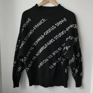 Supermysig tröja med Studio Paris-tryck - Från Gina Tricot. Storlek XS men oversize så passar lätt S också, ev M. Fint skick!