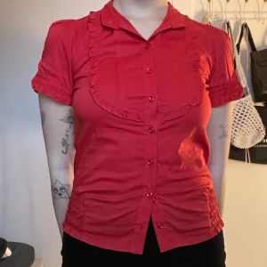Röd blus - Super söt röd blus som både går att ha uppknäpp och stängd, storlek S❤️