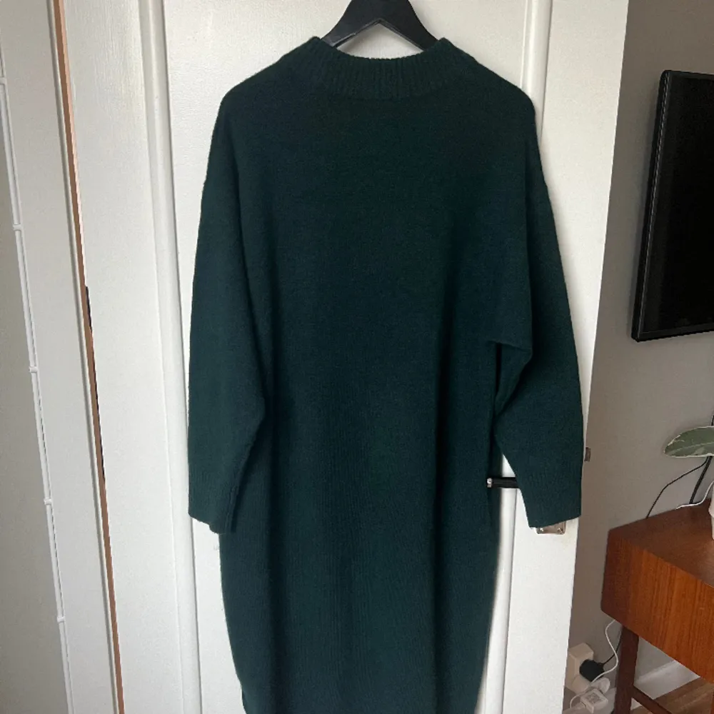 Säljer en helt ny fin stickad grön klänning från Monki, fortfarande prislapp kvar! Vadlång. . Klänningar.