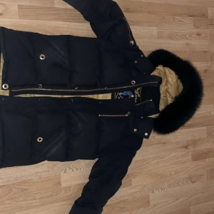 Mosse knuckles jacka - Tjena, Mosse knuckles jacka i storlek S/M  Uni sex. Har haft i ungefär 2 månader och köpt från Johnells, Säljs pga behöver snabba pengar. Ny pris i affär ca 12000kr. Mitt pris 5999kr. Hör av er vid intresse eller mer information 