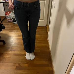 Lågmidjade bootcutjeans - Snygga långa Bootcut jeans som är i bra skick från Zara 😍. Jag är ungefär 180 så jag skulle rekommendera de här jeansen till ni som är 170-178  🫶🏼
