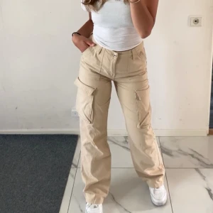 Cargopants  - Säljer mina as snygga cargobyxor, köpa på bershka 