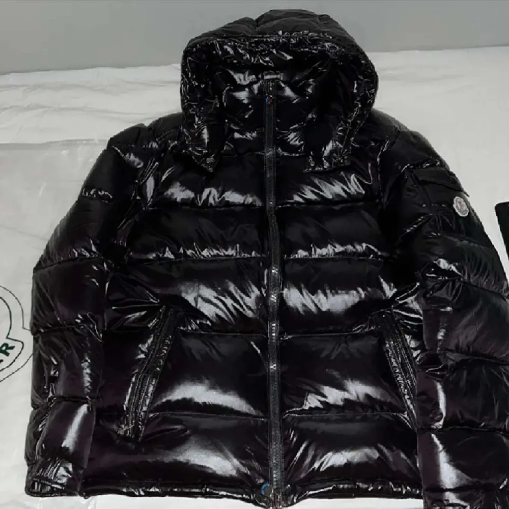 Moncler jacka. Ny skick. Storlek 3.  Pris kan diskuteras  Passar M  Inga byten. Jackor.