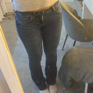 super fina mörkblå bootcut jeans från zara!!! lowwaist, väldigt tighta på mig det är därför de ej ser så bootcut ut…använd fåtal gånger💗💗💗