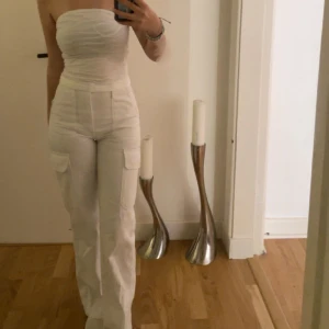 Vita cargopants - Säljer vita cargos! Passar inte längre men är i bra skick. Från Zara köpta för 5 eller 600