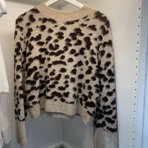 Stickad tröja  - Säljer denna stickade tröja från h&m som inte kommer till användning längre, hör av er vid intresse eller frågor💕
