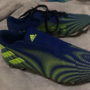 Adidas fotbolls skor Nemeziz - Adidas Nemeziz 4 FxG Royal Blue Green.  10/10 skick, Använda 1 gång helt nya kan man säga. säljer pga fel storlek.