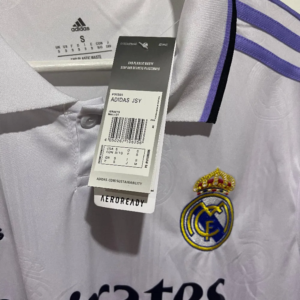 Hej, säljer en real Madrid tröja i storlek s men passar oftast M också. Den är sprillans ny och oanvänd med alla lappar osv kvar. För mer frågor eller diskussion om pris bara att höra av sig.. T-shirts.