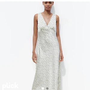 Prickig zara klänning - Otroligt fin prickig zara klänning. Perfekt till sommaren!Passade tyvvär inte mig i storlek🤍