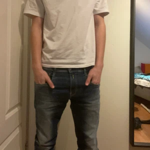 Replay Anbass Jeans - Hej, säljer nu mina replay anbass jeans då jag tycker att de är lite för stora för mig. Jeansen är i okej skick har Inga direkta defekter.🙂Om du har några funderingar är det bara att höra av dig, mvh Bo!👍😃