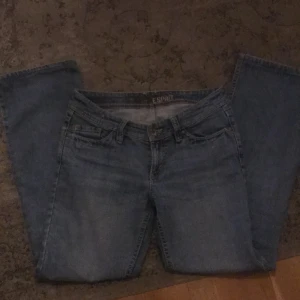 Esprit lågmidjade bootcut jeans - Köpte secondhand men har aldrig andvänder! Jag säljer eftersom att de tyvärr  var för stora, skriv om frågor! 