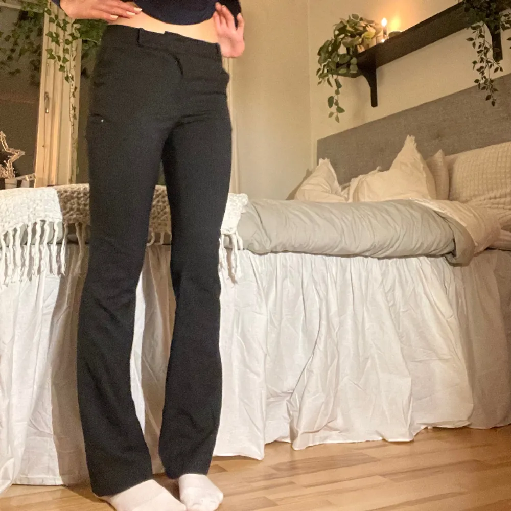 Randiga kostymbyxor från h&m🖤 De ser svarta ut men skiftar lite i blått. Storlek 34, innerbenslängd: ca 81cm💞Lite korta på mig som är 177cm💞. Jeans & Byxor.