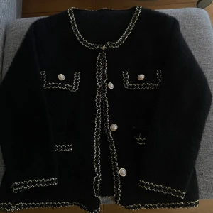 Svart kofta - Säljer min kofta som jag aldrig har använt den för att den är lite för stor för min smak (brukar ha XS)❤️