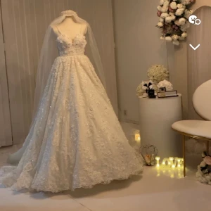 Bröllops klänning ingår slöja och underkjol  - Bröllops klänning ingår slöja och underkjol paketpris  priset går att diskutera vid snabb affär 