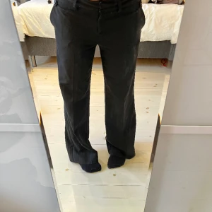 Lågmidjade kostymbyxor  - Jag är 165cm för referens. Kontakta mig vid fler frågor❤️