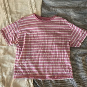 T-shirt - En t-shirt från Zara som knappt är använd, fin till både en kjol eller ett par jeans💗hör gärna av dig vid funderingar!