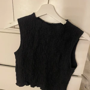 Svart linne - Helt oanvänt linne från Stradivarius i blusmaterial🖤🩶🤍