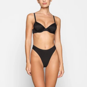 Skims bh - Intressekoll på min skims bh i 30A. Bara testad :) den var tyvärr för liten. Köpt för runt 450kr med en frakt konstlad på 110kr. Lappar och påse får man med! Inte genomskinlig på och den är väldigt luftning och skön, perfekt för varma sommar dagar❤️