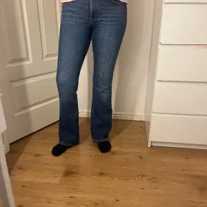 Jeans i bootcut modell från Gina tricot säljes. Strl 40. Knappt använda. Personen på bilden är 178 cm lång.