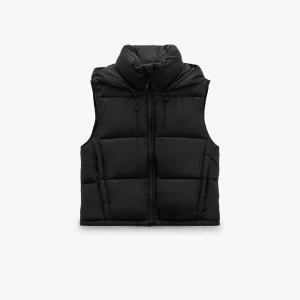 Zara väst - Superfin dunväst från zara som bara är använd 1 eller 2 gånger! Den är storlek M men väldigt liten i storlek, passar xs/s. Köpt för 400kr och säljer nu för 200! Köparen står för eventuell frakt. Kan fixa fler bilder!