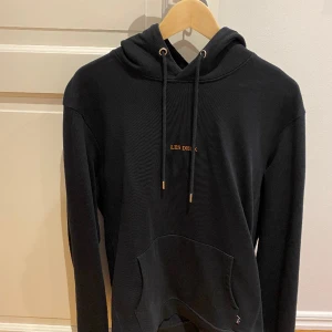 LES DEUX-Lens Hoodie  - LES DEUX Copenhagen Hoodie Svart med orange logga  Storlek XL 