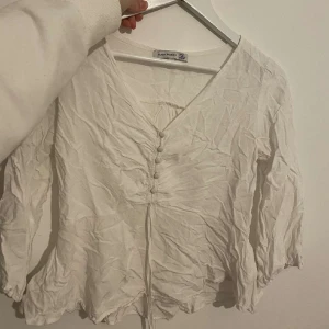 Blus - En fin blus passar S. Dock står de ej vilken storlek de är. Är tyvärr lite för stor❤️ TRYCK INTE PÅ KÖP NU. UTAN KONTAKTA SÅ PRATAR VI FÖRST! 