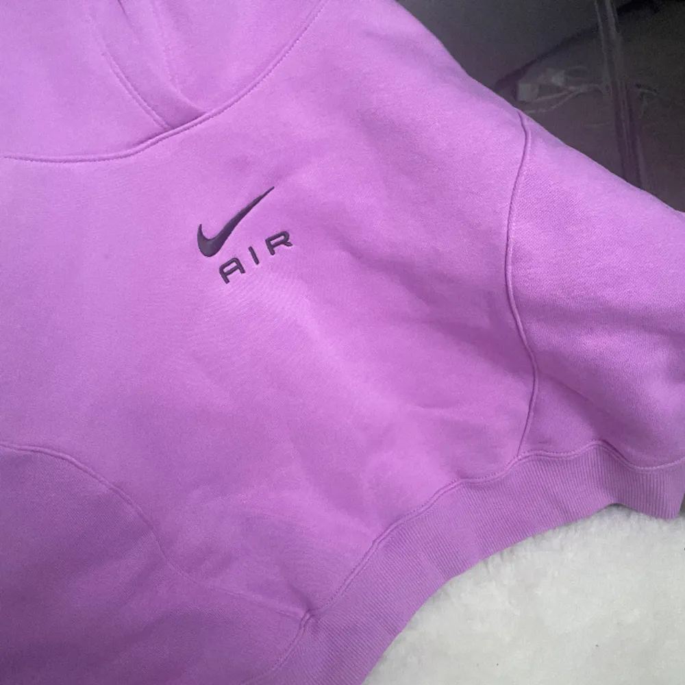 Säljer denna jättefina lila hoodie från Nike då den aldrig kom till andvändning. Original pris 649 och pris kan diskuteras.  om ni har några frågor är det bara att skriva💘💘. Hoodies.