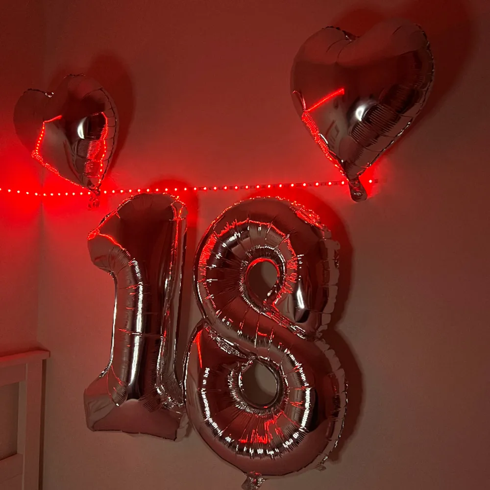 18år ballonger + 2 ballong hjärtor i bra skick . Övrigt.