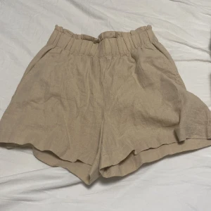 Linne shorts  - Linne shorts jätte fina men var för stora dom är bara prövade. De går att ha hög  midiat och låg midiat om man viker ner kanten kontakta mig för fler bilder eller om in undrar något priset går att diskutera 