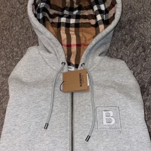 Burberry zip hoddie  - Säljer denna burberry tröja som är köpt i Milano. Knappt använd och är i perfelt skick. Kvitto ingår! Hör av dig om du är intresserad!