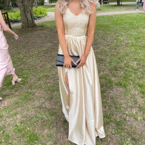 Balklänning  - Super fin balklänning, köpt på Vinted av en tjej som använt den två gånger tidigare. Står ingen storlek men passar en s. Säljs eftersom den inte passade mig. (Inte mina bilder) 