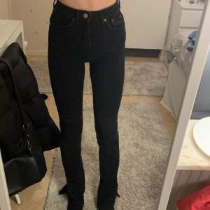 Svarta jeans med slits från Zara i storlek 32. Har användts men i bra skick förutom att de har blivit lite urtvättade som man ser på bilderna. Superfina men har blivit försmå för mig! Skriv för fler bilder eller info 🖤(slutsålda på hemsidan)