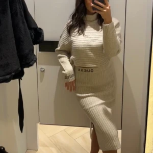 Matchande stickad kjol & tröja  - Säljer mitt otroligt fina set köpt på Guess, säljer båda delarna för 500